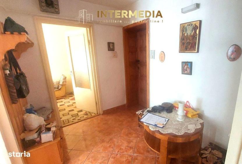 Apartament cu 3 camere decomandat în Cetate
