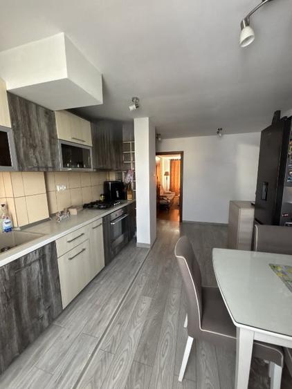 Apartament cu 3 camere decomandat, mobilat în Tudor