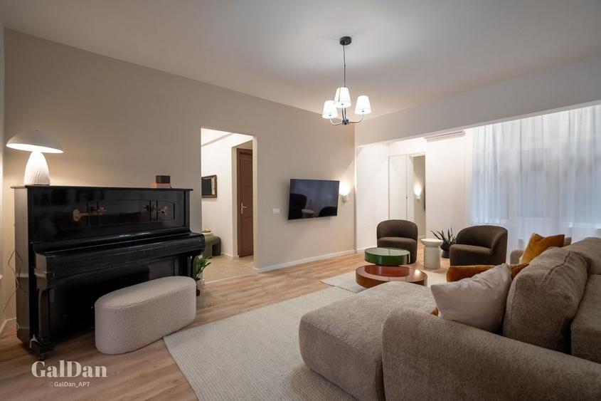 Apartament cu 4 camere semidecomandat, mobilat în P-ța Universității