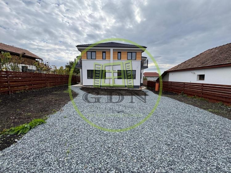 Duplex cu 4 camere cu Canalizare în Tureni