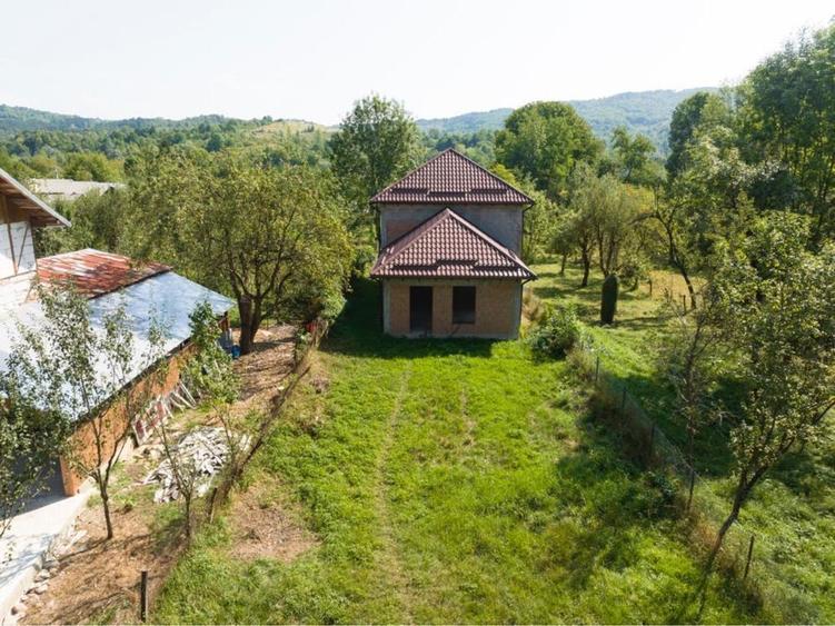 Casă cu 4 camere cu Teren 1000 Mp în Runcu