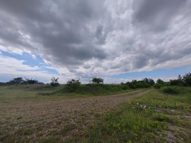 Teren de 114000 mp, în Ariceștii Rahtivani