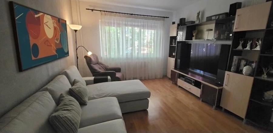 Apartament cu 3 camere decomandat în Energiei