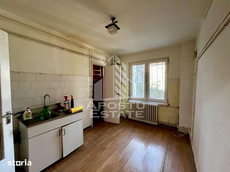 Apartament cu 4 camere semidecomandat în Take Ionescu