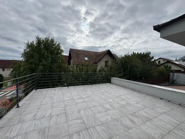Casă individuală cu 5 camere cu Canalizare în Șura Mică