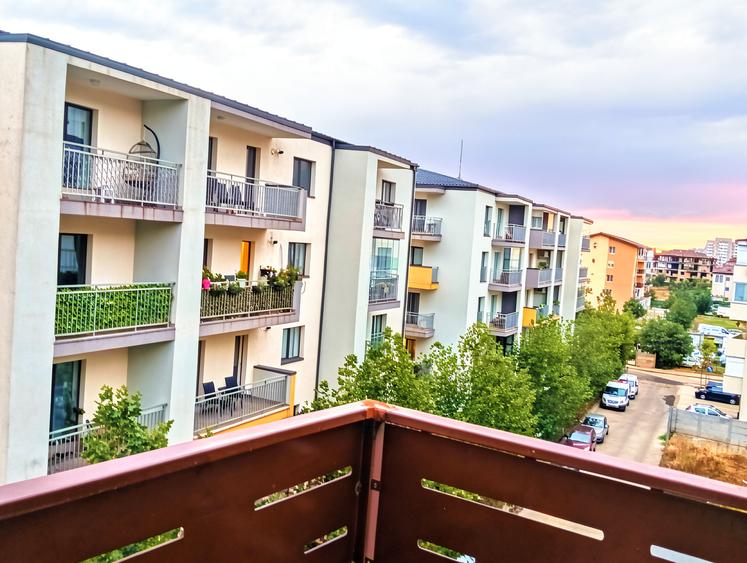 Apartament cu 3 camere decomandat în Titan