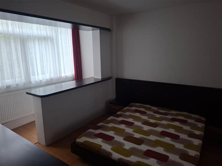 Apartament cu 3 camere semidecomandat în Podul de Piatră
