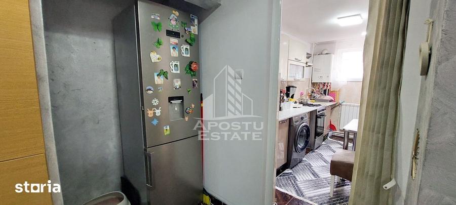Apartament cu 3 camere semidecomandat, mobilat în Micro 4