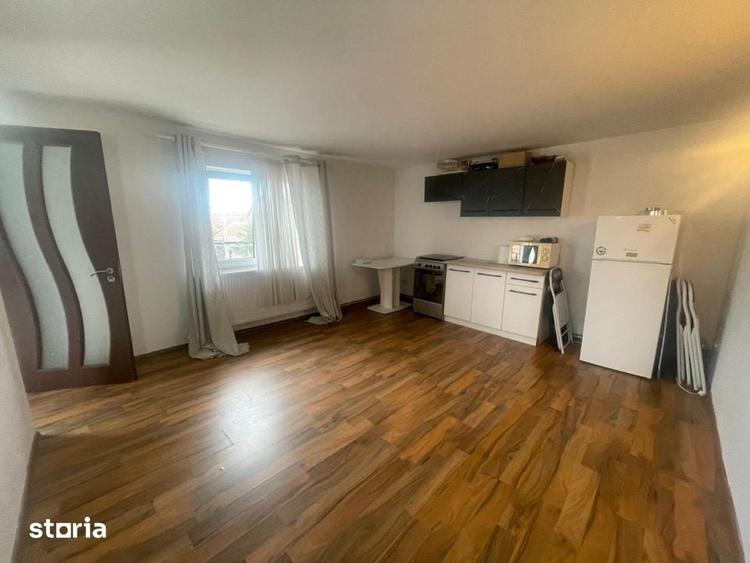 Casă cu 4 camere cu Teren 380 Mp în Romanești
