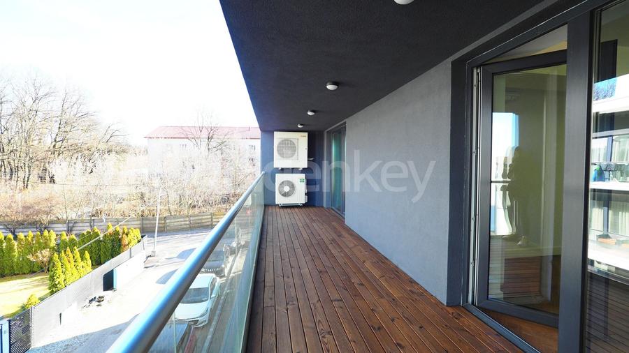 Apartament cu 4 camere semidecomandat în Băneasa