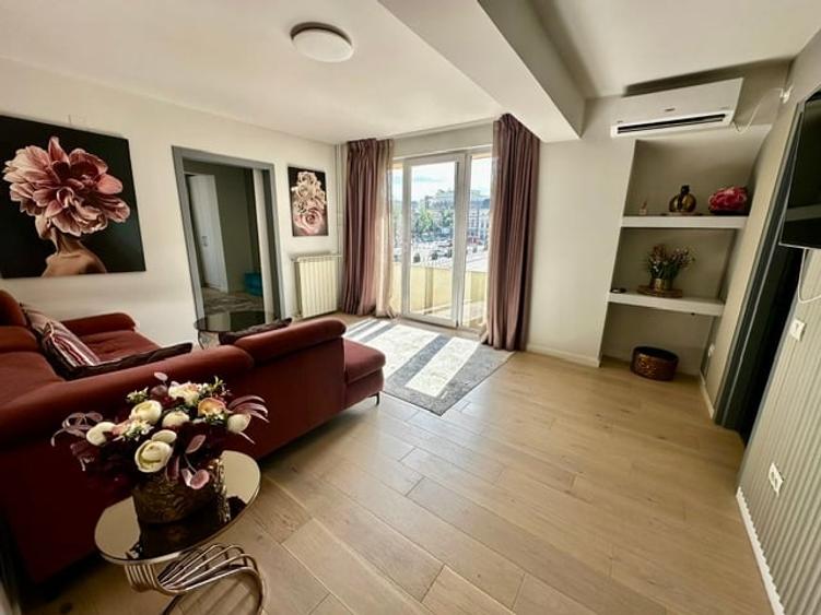 Apartament cu 3 camere semidecomandat în Calea Victoriei