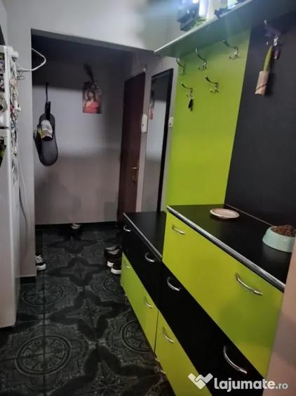 Apartament cu 4 camere semidecomandat în Rovine