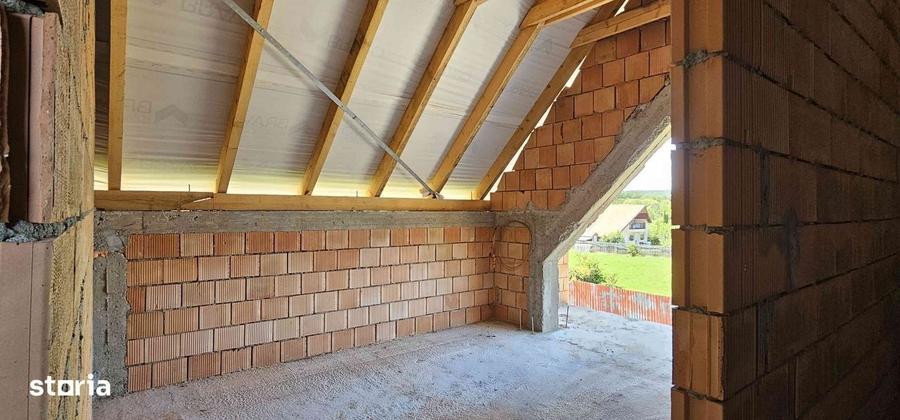 Casă cu 3 camere în Corunca