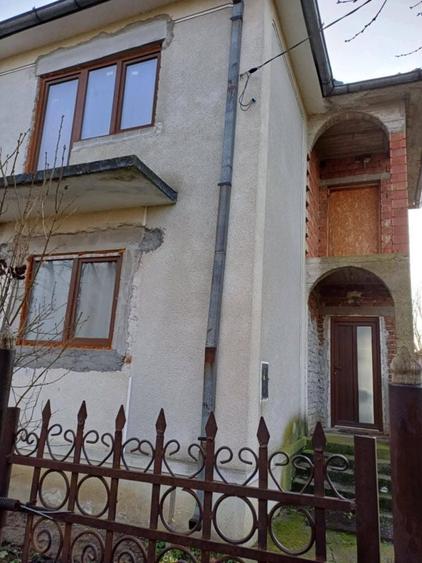 Casă cu 4 camere în Paulian
