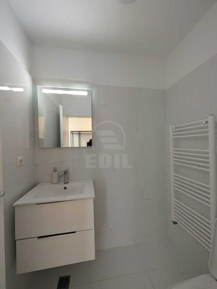 Apartament cu 3 camere semidecomandat în Florești