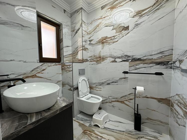 Duplex cu 5 camere cu Canalizare în Dezmir
