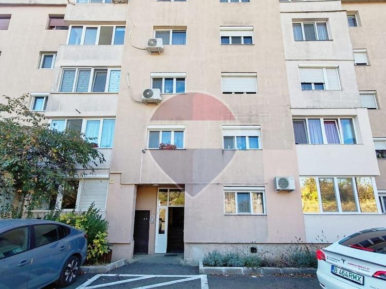 Apartament cu 3 camere semidecomandat, mobilat în Rogerius