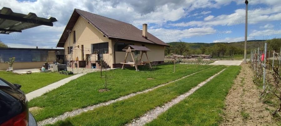 Casă cu 4 camere cu Teren 2000 Mp în Predești