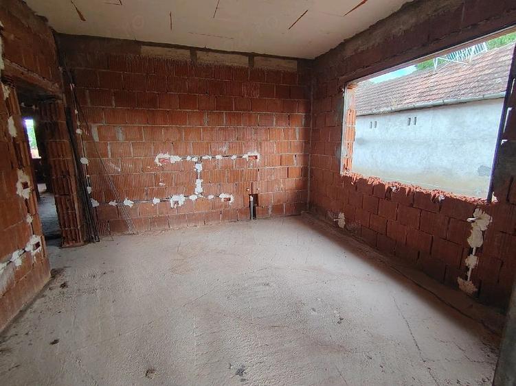 Casa mare la rosu, cu teren mare, zona frumoasa in Pancota - 2