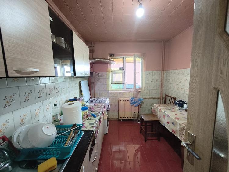 Apartament cu 3 camere decomandat, mobilat în Colentina