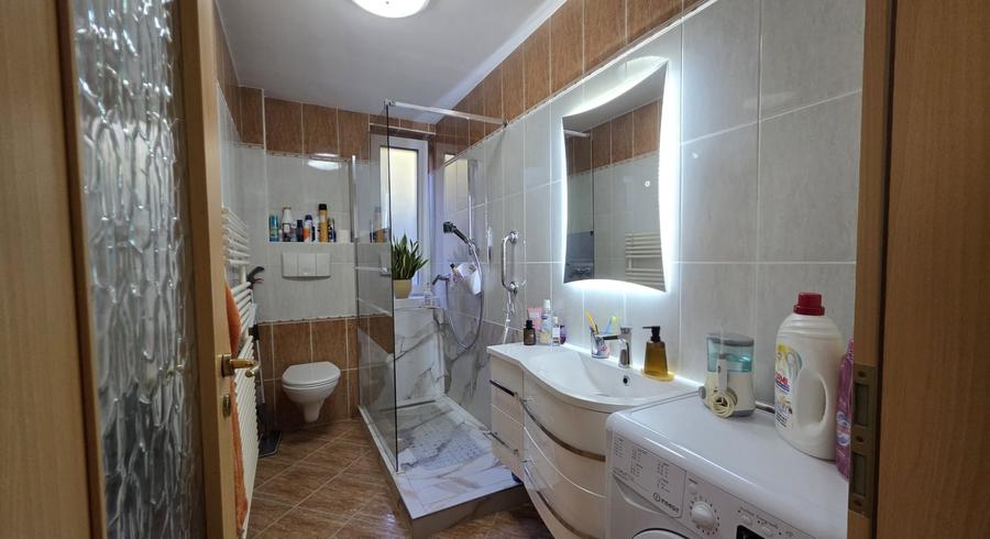 Apartament cu 2 camere semidecomandat, mobilat în Central