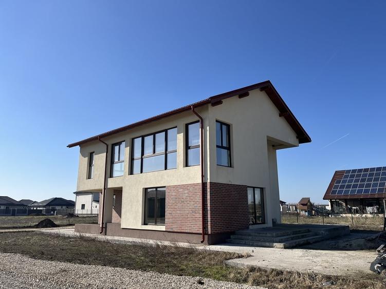 Casă cu 5 camere cu Teren 605 Mp în Victoriei
