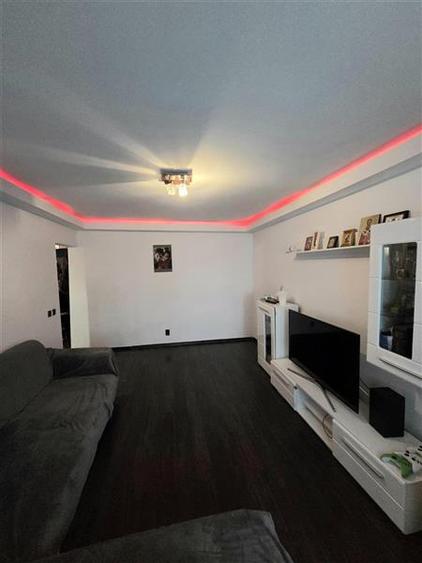 Apartament cu 3 camere decomandat, mobilat în Far