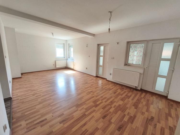 Duplex cu 7 camere cu Canalizare în Chișoda