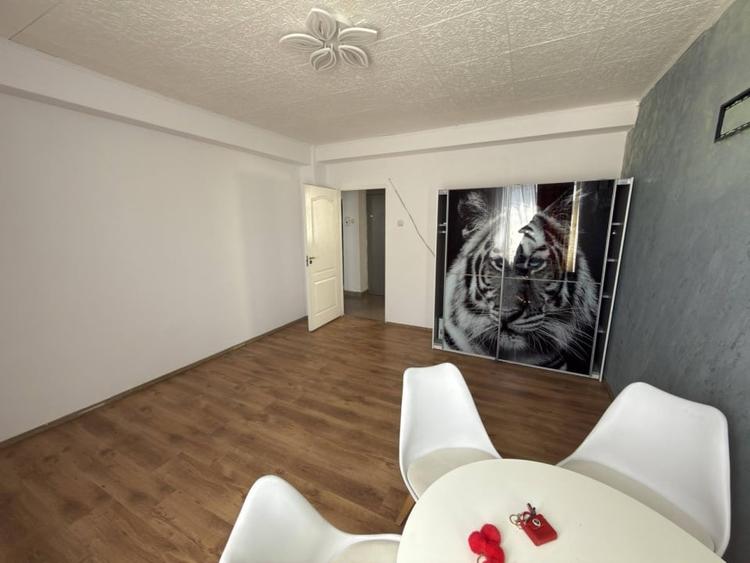Apartament cu 4 camere semidecomandat, mobilat în Central