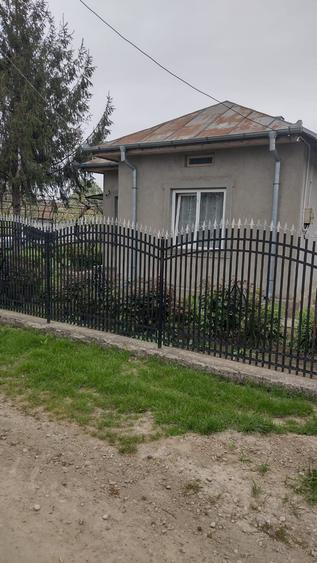 Casă cu 4 camere în Dăscălești