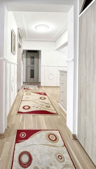 Apartament cu 4 camere decomandat, mobilat în Calea București