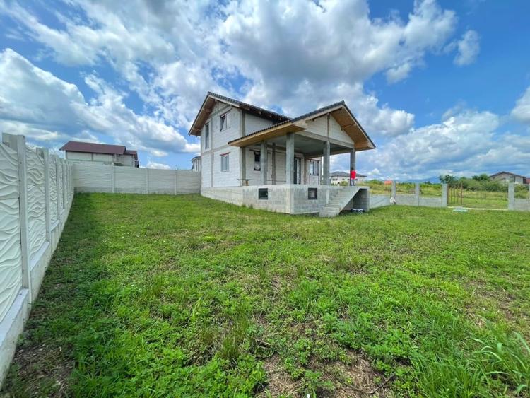 Casă individuală cu 3 camere cu Garaj în Micești
