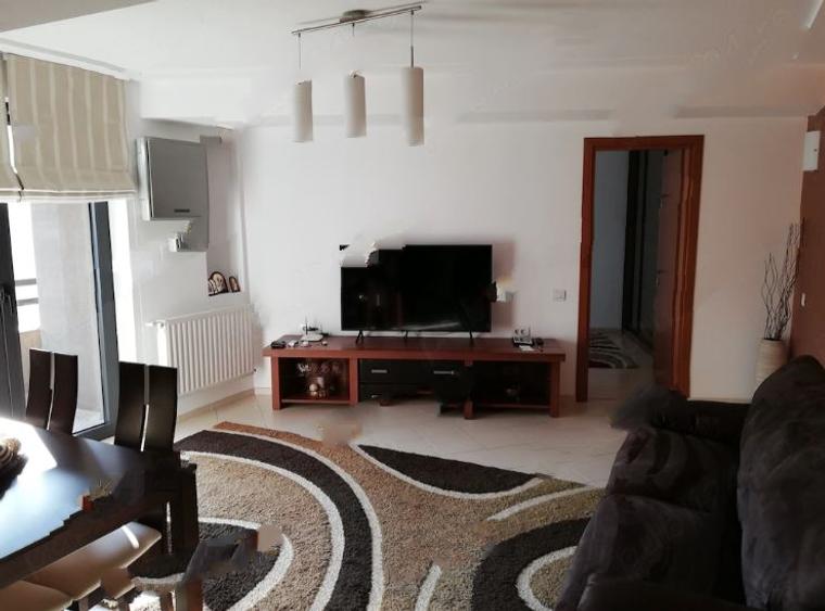 Apartament cu 3 camere semidecomandat în P-ța Muncii