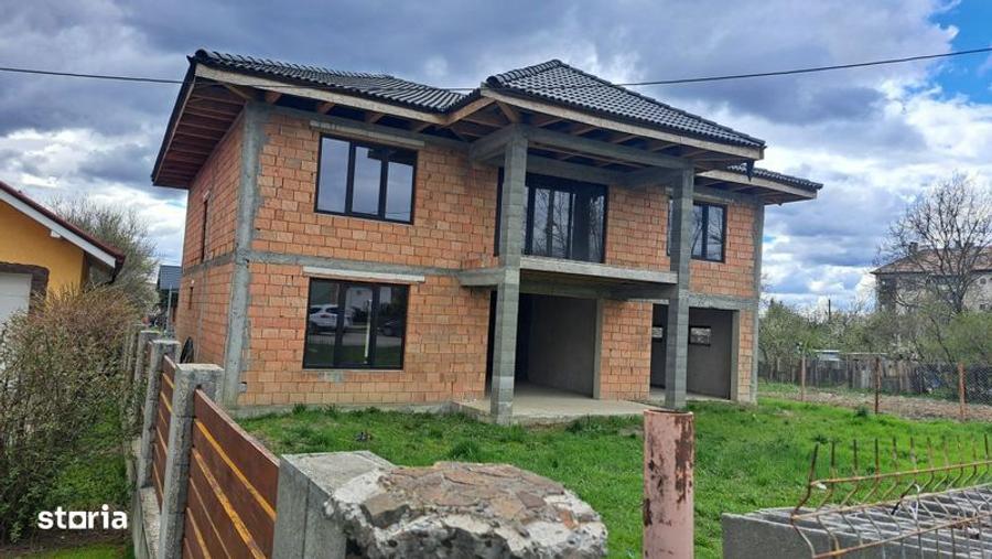 Casă cu 4 camere cu Teren 300 Mp în Acățari