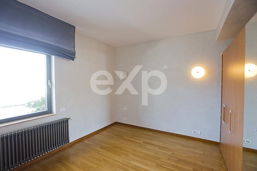 Apartament cu 4 camere decomandat, mobilat în Capitale