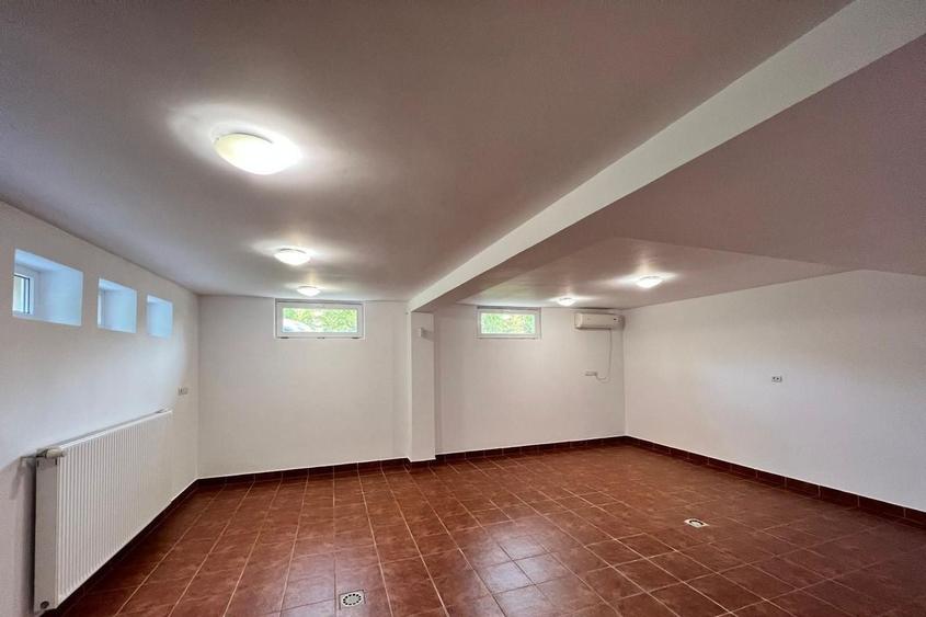 Casă individuală cu 8 camere cu Canalizare în Pipera