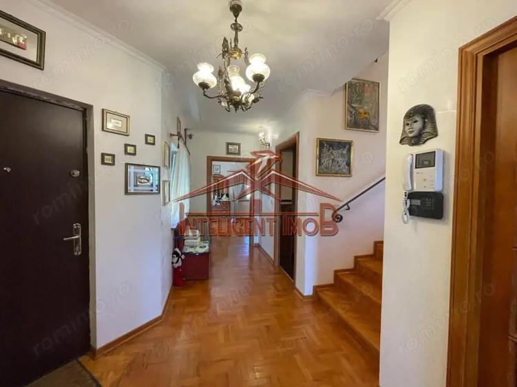 Casă cu 5 camere cu Teren 900 Mp în Hurez