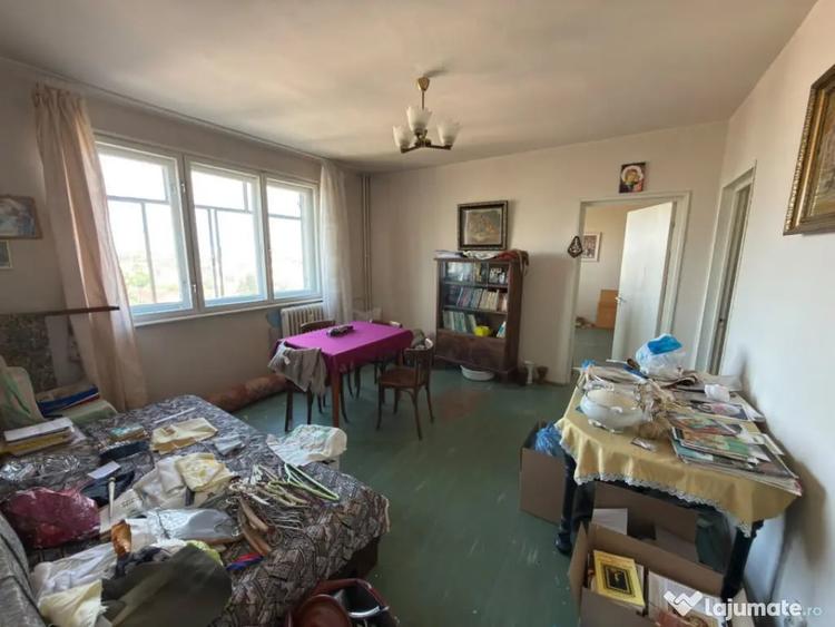 Apartament cu 3 camere semidecomandat în Central