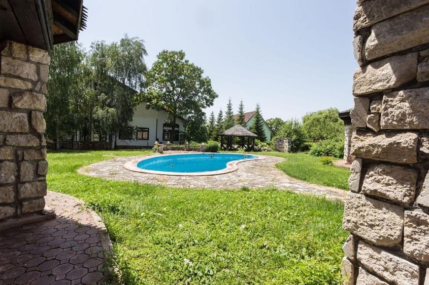 Casă individuală cu 5 camere cu Teren 4000 Mp în Izvorani