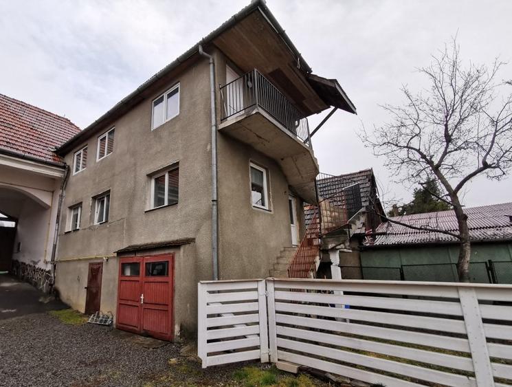 Casă individuală cu 5 camere cu Teren 250 Mp în Central