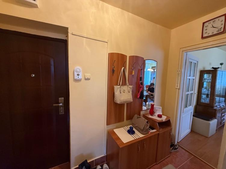 Apartament cu 2 camere semidecomandat, mobilat în Moroasa 1