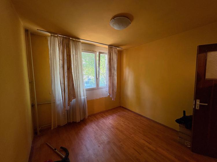 Apartament cu 3 camere semidecomandat în Berceni