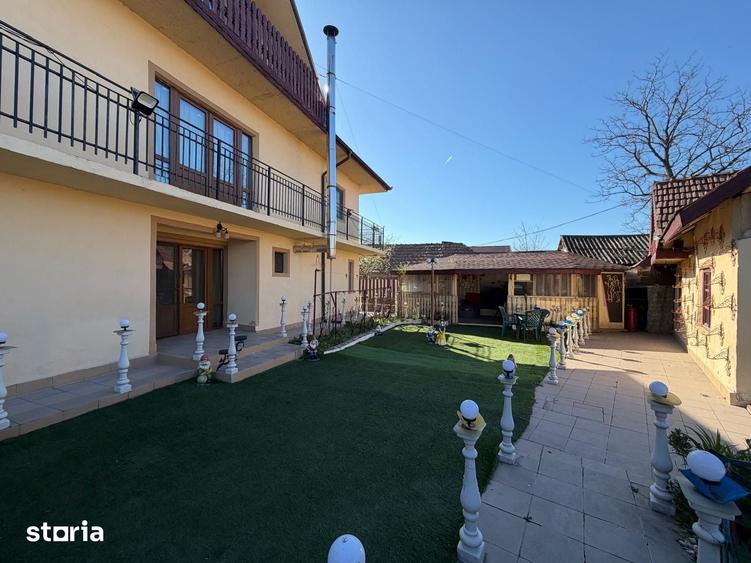 Casă cu 10 camere cu Teren 800 Mp în Costești