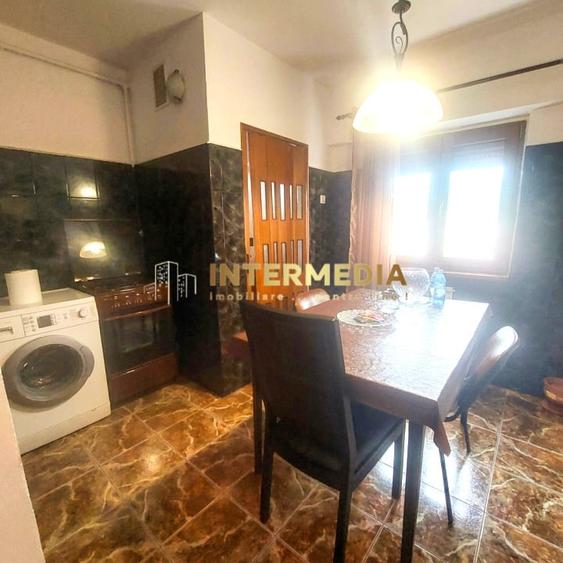 Apartament cu 3 camere decomandat, mobilat în Cetate
