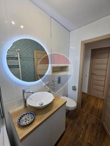 Apartament cu 3 camere semidecomandat, mobilat în Podu Roș