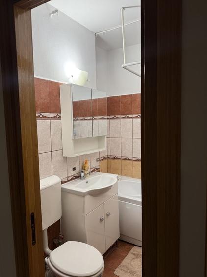 Apartament cu 3 camere semidecomandat în Independenței