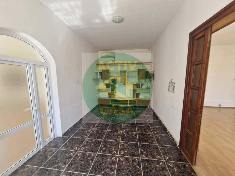 Casă cu 4 camere cu Garaj în Est