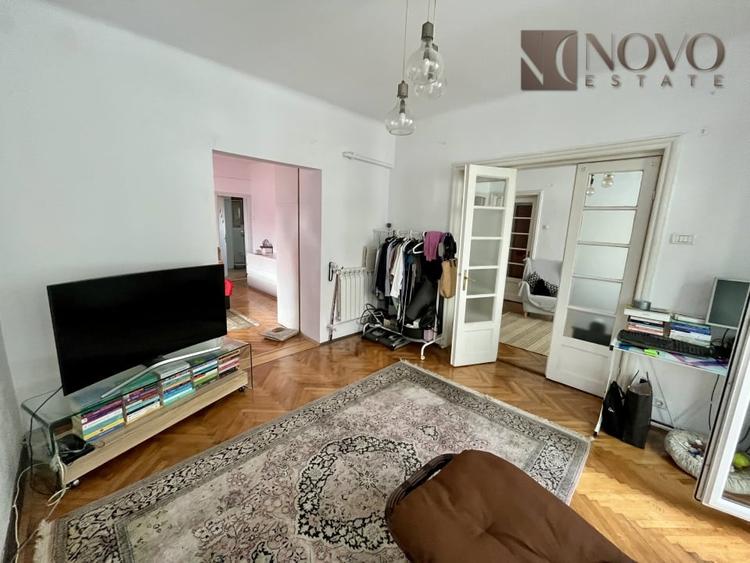 Apartament cu 4 camere semidecomandat, mobilat în Unirii
