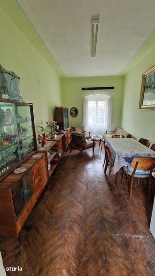 Casă cu 8 camere cu Teren 3651 Mp în Giulvăz