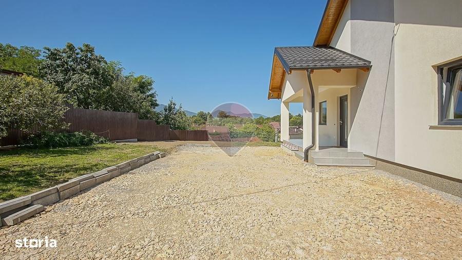 Casă cu 3 camere în Tărlungeni